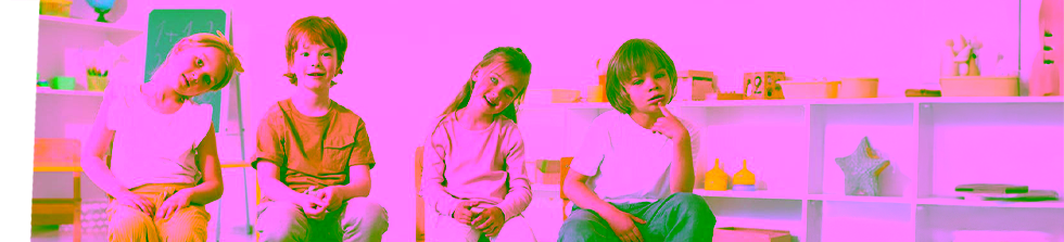 Kolorowe zdjęcie pokazujące czworo dzieci siedzących na drewnianych krzesełkach w nowoczesnej przestrzeni edukacyjnej. Dzieci w różnokolorowych ubraniach uczestniczą w zajęciach terapeutycznych, co odzwierciedla profesjonalne podejście Poradni Psychologiczno-Pedagogicznej Expert. W tle widoczne są starannie zorganizowane materiały dydaktyczne i zabawki edukacyjne, które wspierają rozwój dzieci podczas specjalistycznych warsztatów i szkoleń. Przestrzeń jest zaprojektowana zgodnie z zasadami responsive web design, podobnie jak nasza strona internetowa, zapewniając komfort i funkcjonalność dla młodych uczestników zajęć.